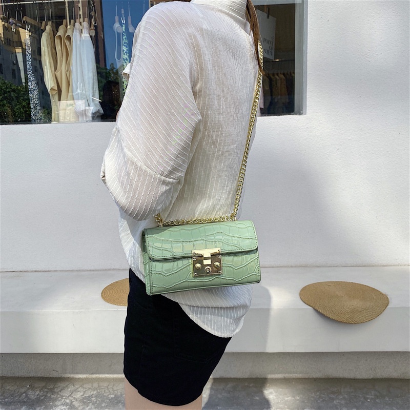 Túi đeo vai hình vuông thiết kế dây xích hoa văn da cá sấu