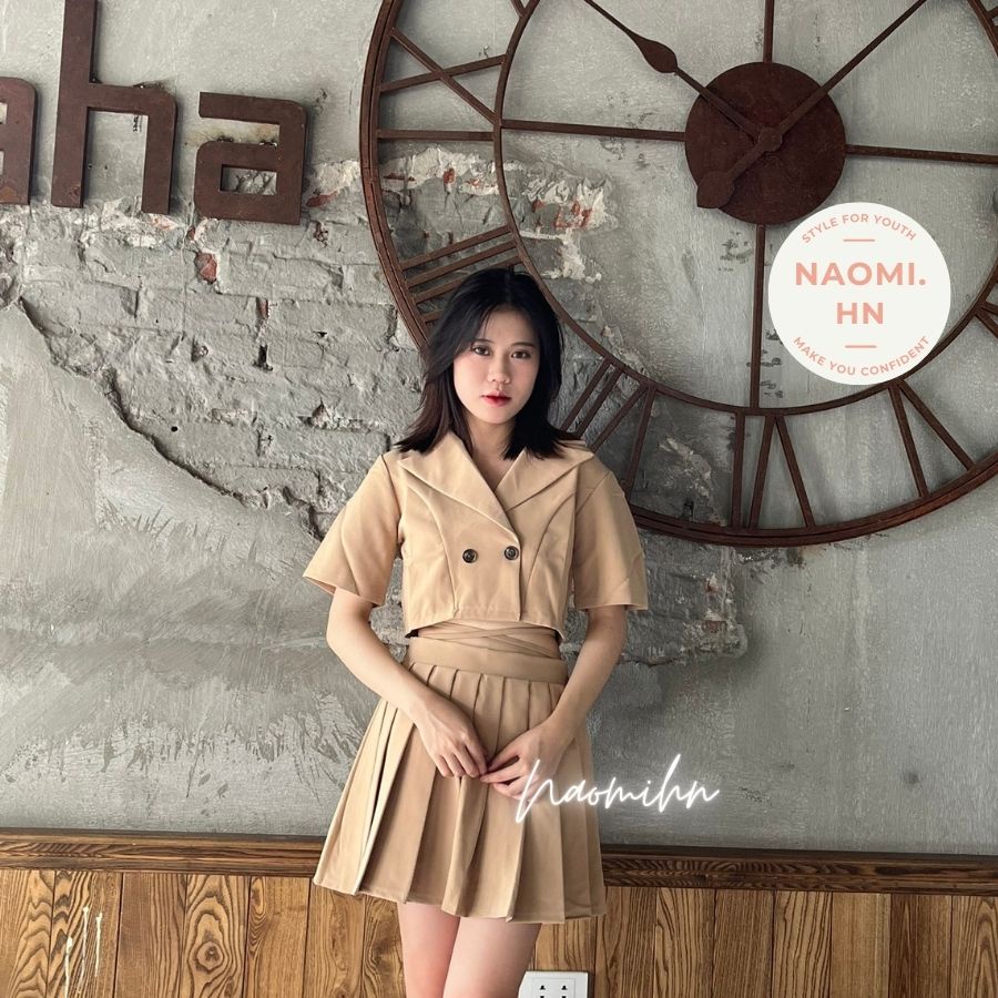 Áo khoác blazer croptop kèm chân váy xếp ly buộc eo trẻ trung. Set áo vest cộc tay kèm chân váy xếp ly dây thắt eo