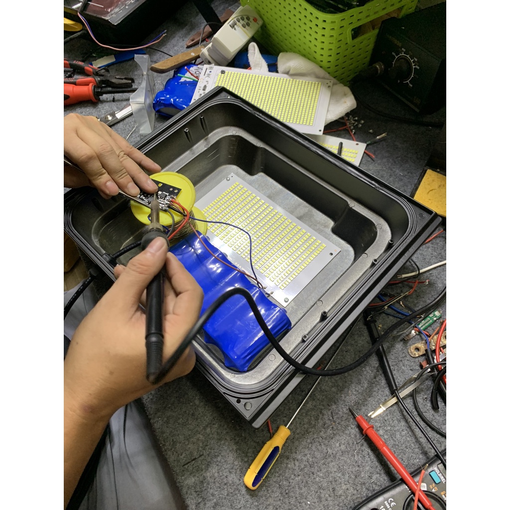 Đèn năng lượng mặt trời 100W Solar Light, vỏ nhôm đúc nguyên khối, đèn pha led năng lượng mặt trời cao cấp