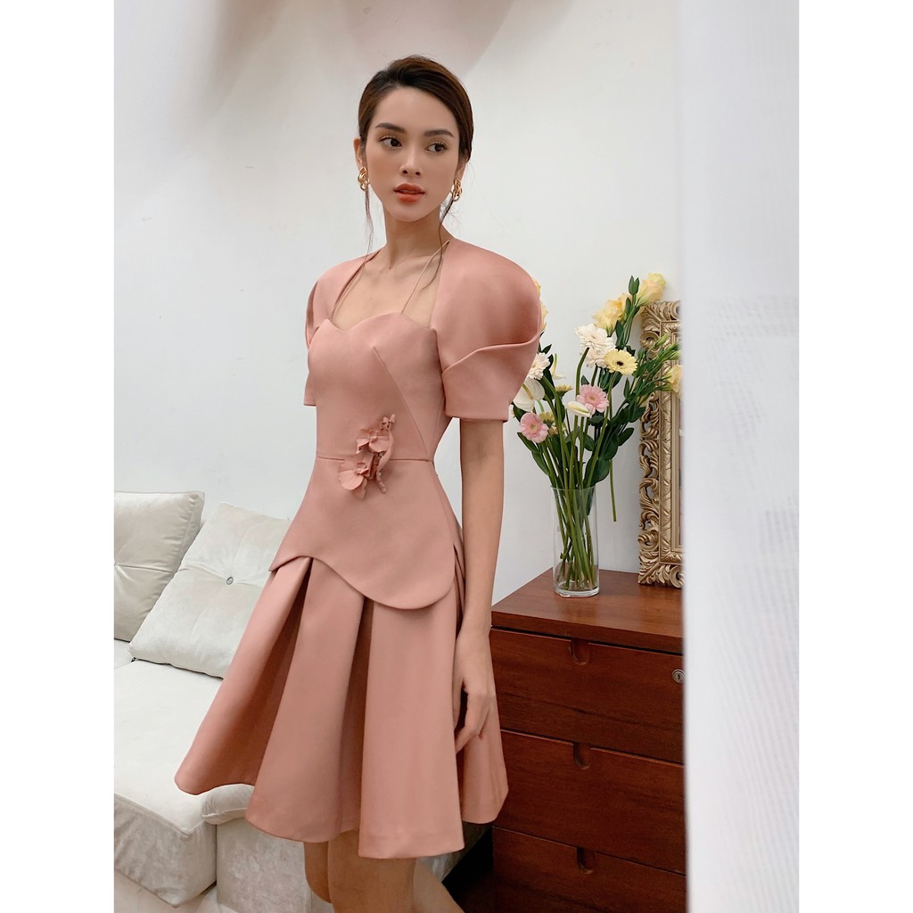 MOLLYNISTA- Đầm Nancy hồng tùng cua tròn xếp ly