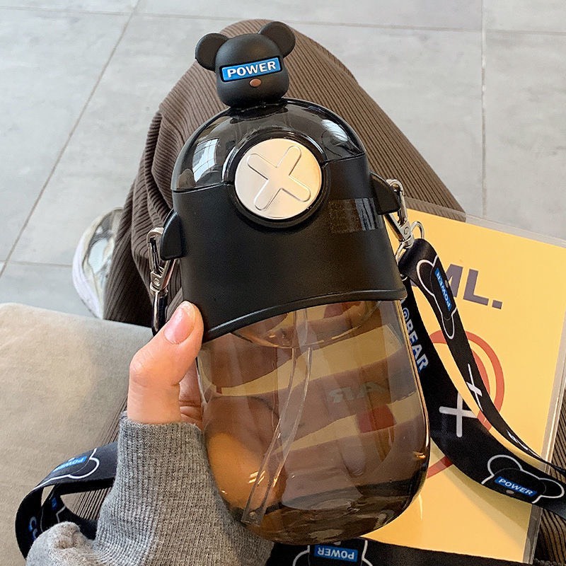 Bình Nước 630ml Hình Gấu Siêu Dễ Thương Có Dây Đeo Vô Cùng Xinh Xắn Có Vòi Uống Nước