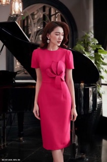 Đầm ôm đính hoa sen bên eo. TK. Hình thật