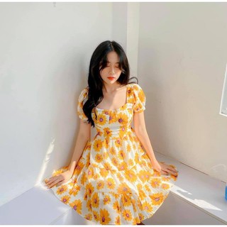 Đầm xòe trắng tay phồng hoa cúc vàng