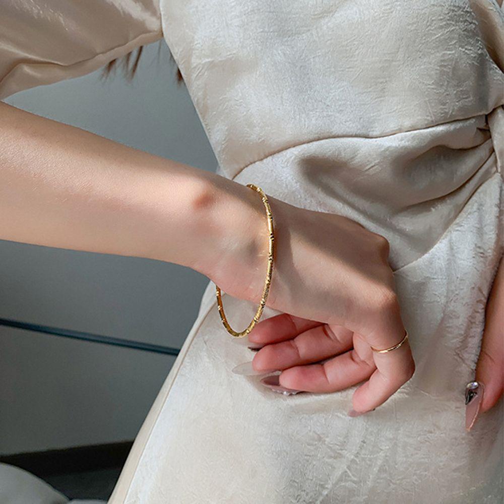 Bộ Vòng Đeo Tay Khắc Họa Tiết CLEOES Phong Cách Hàn Quốc Tinh Tế Thời Trang Cho Nữ