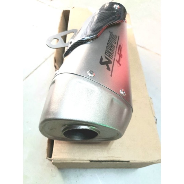 Pô AKRAPOVIC giá chưa gồm cổ.