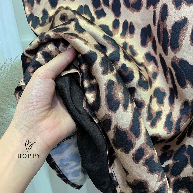 Váy lụa vằn beo viền ren