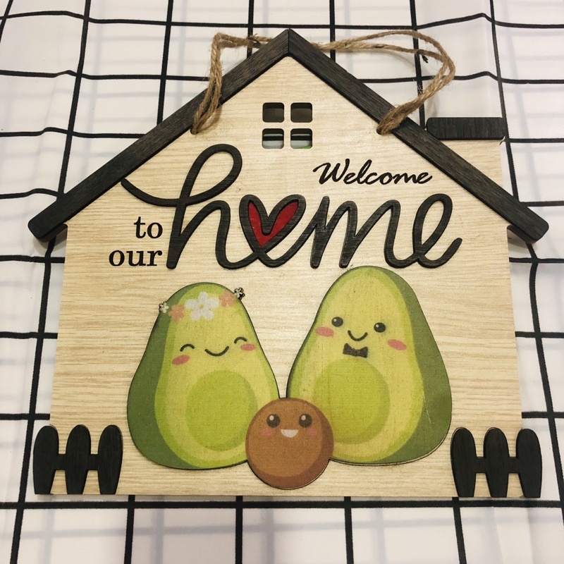 Bảng gỗ treo trang trí in màu chữ nổi 3D gia đình bơ 3 thành viên welcome to our home trang trí phòng khách phòng ngủ