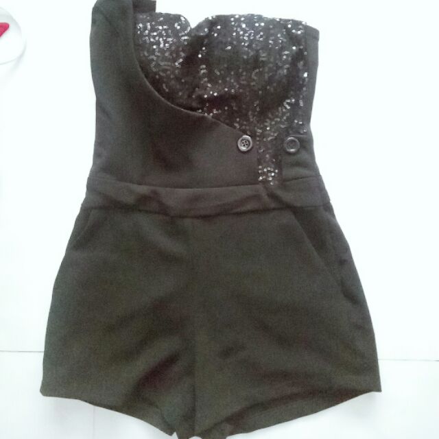 jumpsuit lệch vai hàng Thiết kế
