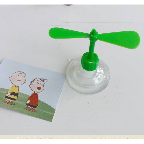 Chong chóng tre gắn nón bảo hiểm hong mang một hình ảnh quen thuộc của tuổi thơ