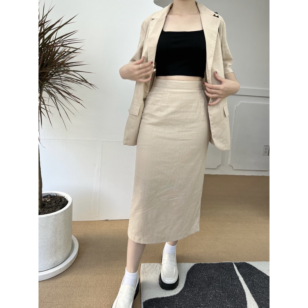 Chân váy midi chất linen xẻ sau form hack eo, không lộ bụng. Có lót dày dặn