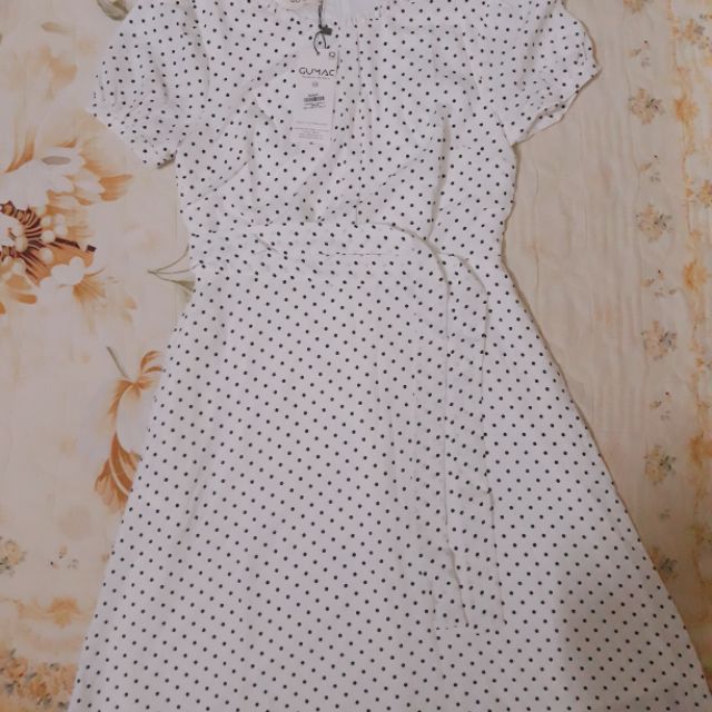 Đầm hiệu GuMac chính hãng. Được tặng nhưng mặc hơi chật.  Hàng mới còn nguyên tem mác. Chưa sử dụng 