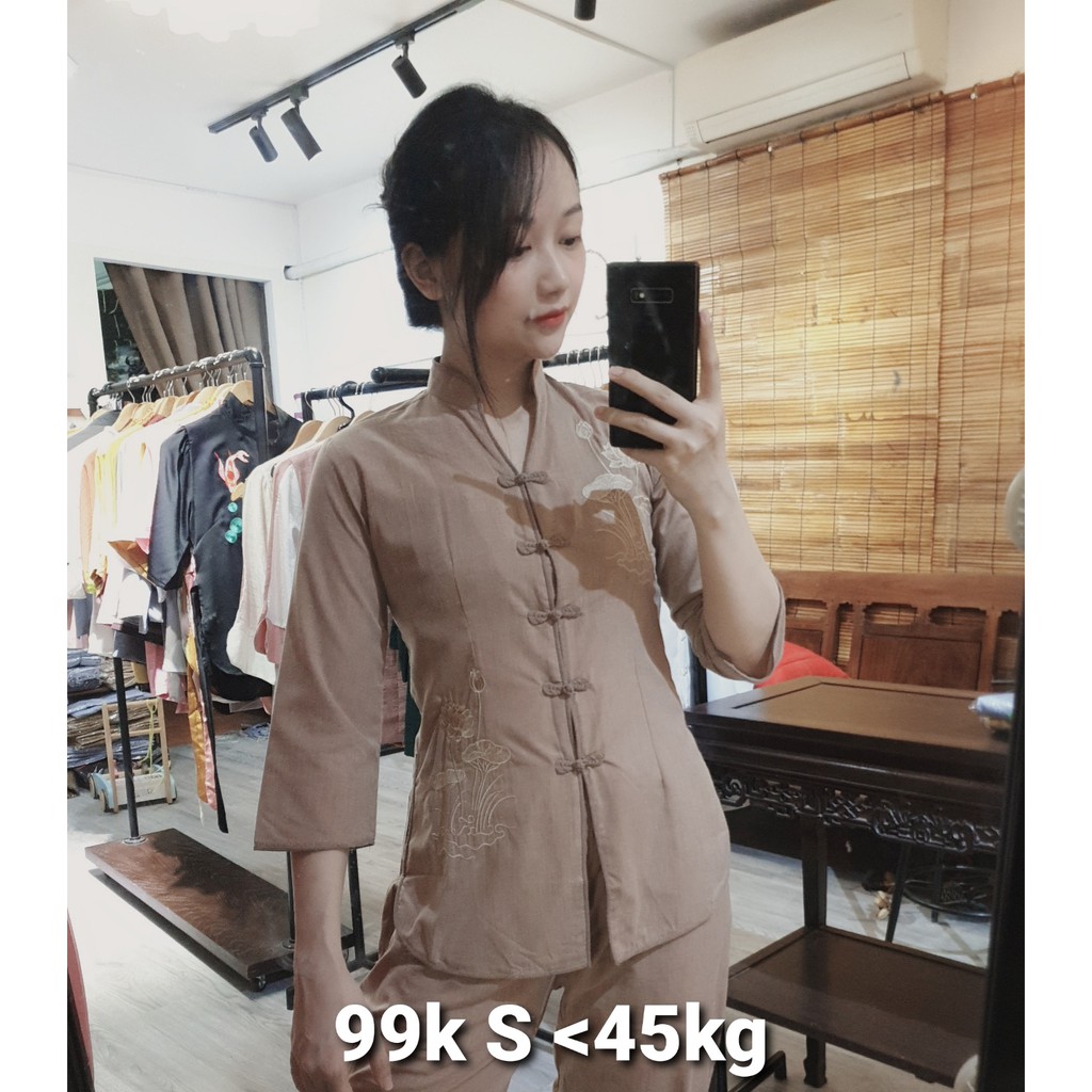 XẢ LỖ BỘ ĐI LỄ CHÙA NỮ ĐẸP CAO CẤP Mẫu cổ tàu thêu sen vải đũi xô mỏng mát - màu nâu vàng bò nhạt