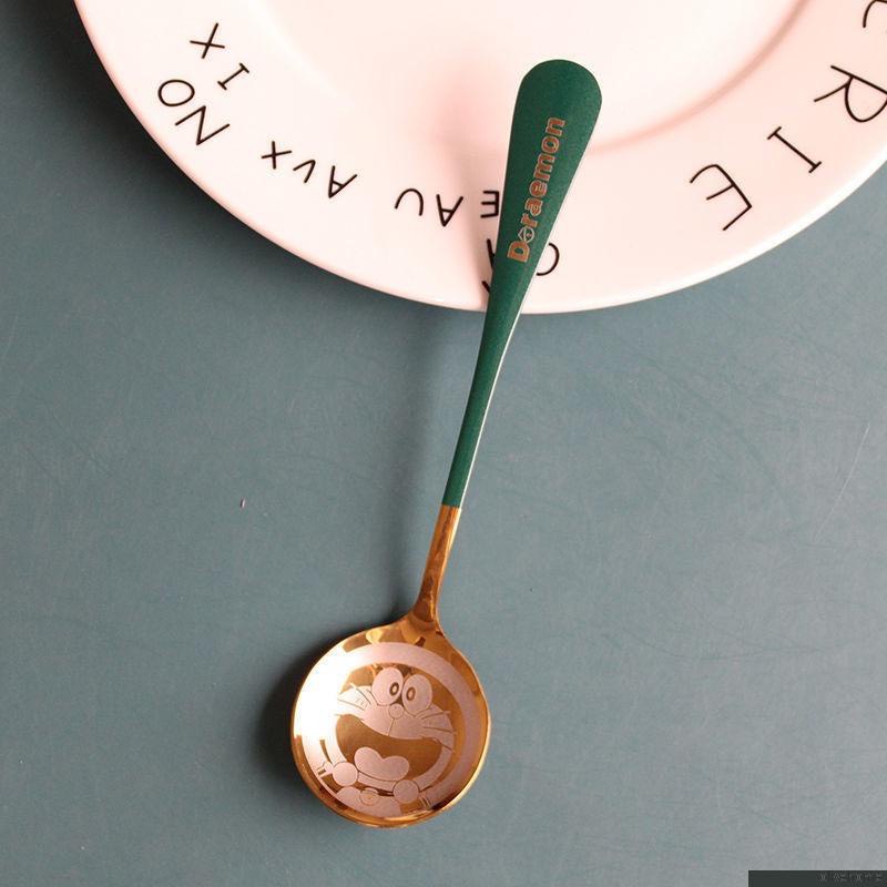 Set 4 Thìa Inox Mạ Vàng Cán Dài Sắc Màu Khắc Hình Doraemon Dễ thương Kèm Hộp Sang Trọng_1314