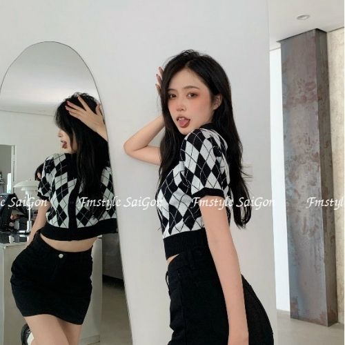 Áo len nữ croptop có cổ polo dệt kim dáng ôm họa tiết kẻ ô ulzzang hàn quốc Fmstyle Saigon 21ALU10A961605 | BigBuy360 - bigbuy360.vn