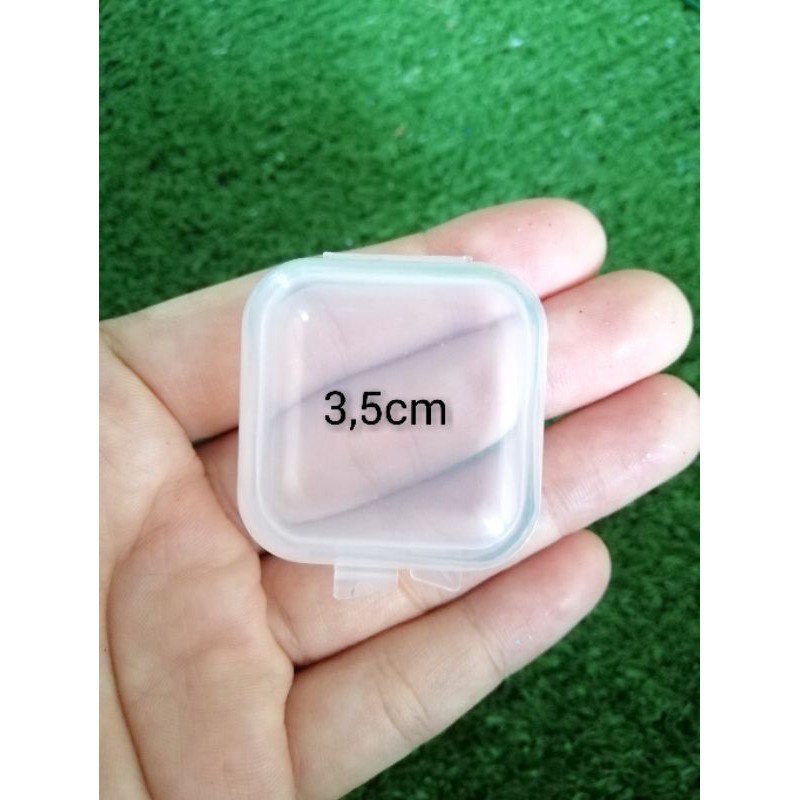 1 hộp nhựa mini hình vuông size 3.5cm trong suốt, đựng đá đính tranh, đựng thẻ nhớ, sim, nút bịt tai,đồ dùng mini