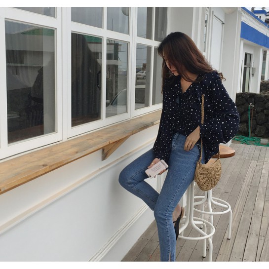 Túi đeo vai đan cói hình bán nguyệt phối núm tua dễ thương dành cho bạn nữ đi biển