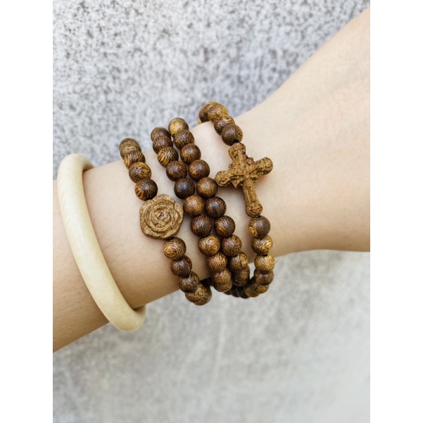 Chuỗi Vòng Trầm Hương Tốc Mix Charm Thánh Giá và Hoa Hồng dành cho khách Công Giáo
