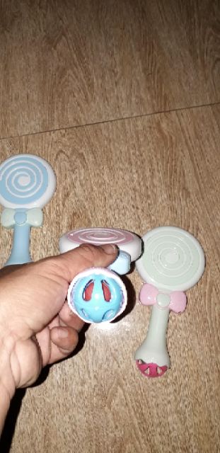 Chiếc lục lạc hình que kem bằng nhựa rất đep