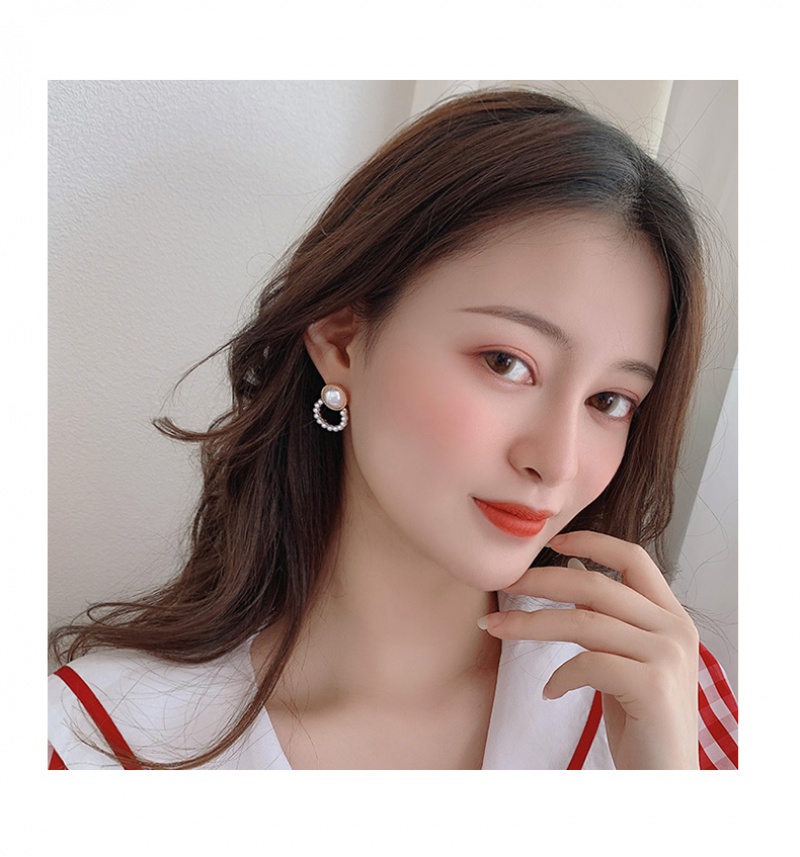 Heart-shaped stud earrings with pearl earrings