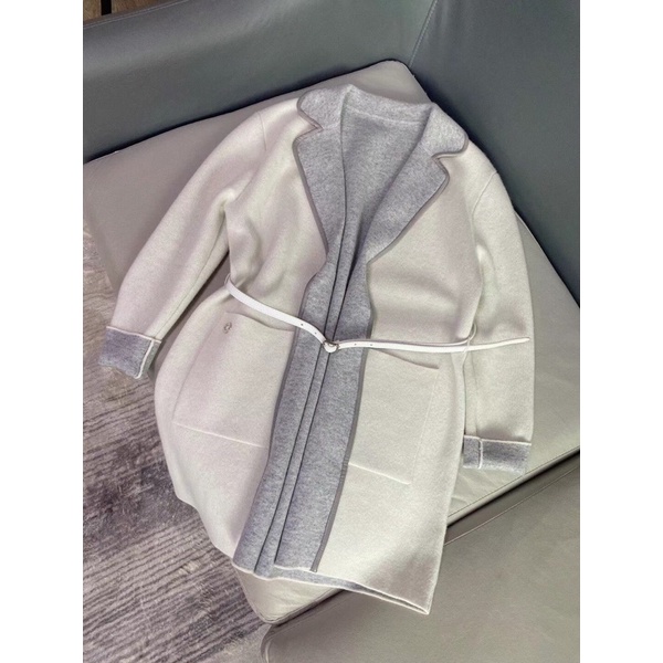 Áo dáng vừa thắt lưng ngược mặc được hai kiểu siêu tiện lợi. | BigBuy360 - bigbuy360.vn