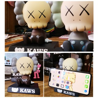 Giá đỡ điện thoại hình búp bê lắc đầu trang trí xe hơi