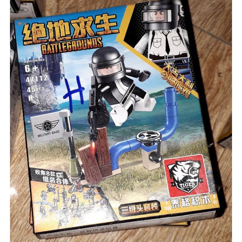Lắp ráp 1 hộp LegoBattleguonds 47112 có nhiều chi tiết