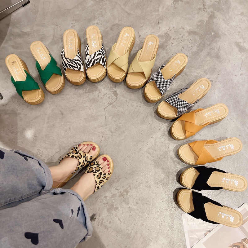 Mang bên ngoài dép quai hậu và dép lê để tăng thêm độ ngọt ngào cho đôi giày