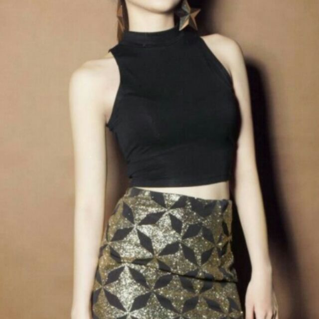 Áo croptop sát nách cổ yếm