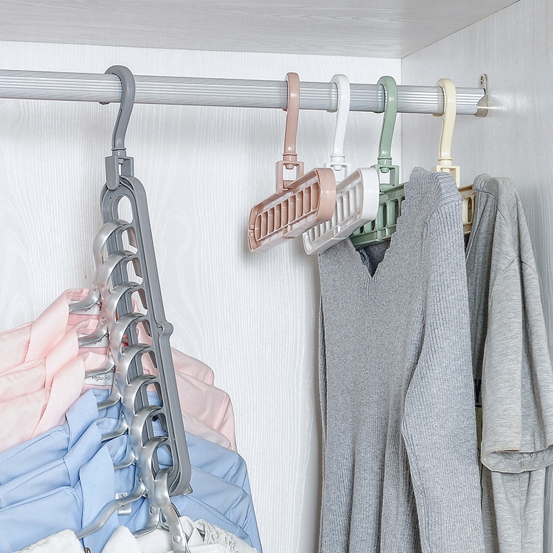 Móc quần áo chất liệu nhựa có 9 lỗ thiết kế xoay vòng tiện dụng