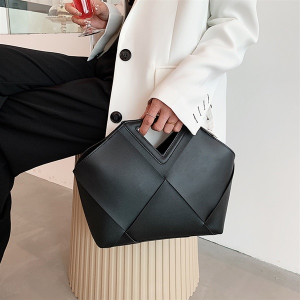 MUSHROOM LEE - Túi Casual Tote Tay Cầm Tam Giác