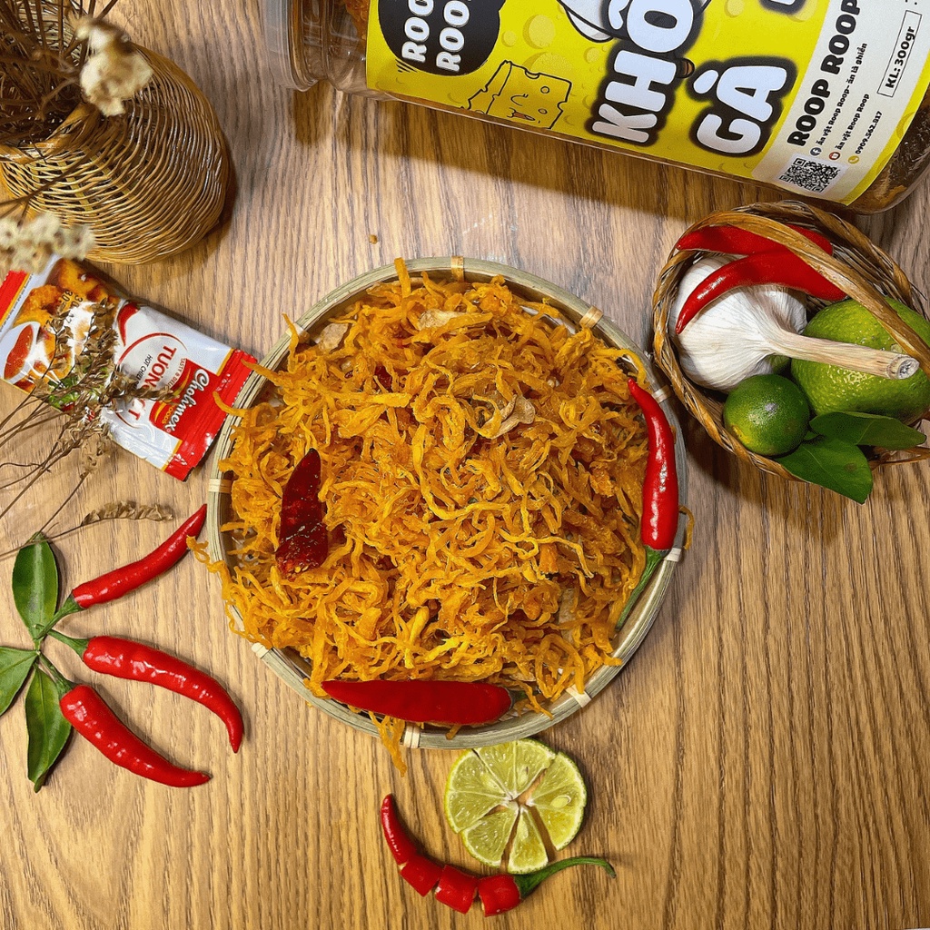 Khô gà bơ tỏi xé cay 200g RoopRoop, ăn vặt Sài Gòn vừa ngon vừa rẻ | BigBuy360 - bigbuy360.vn