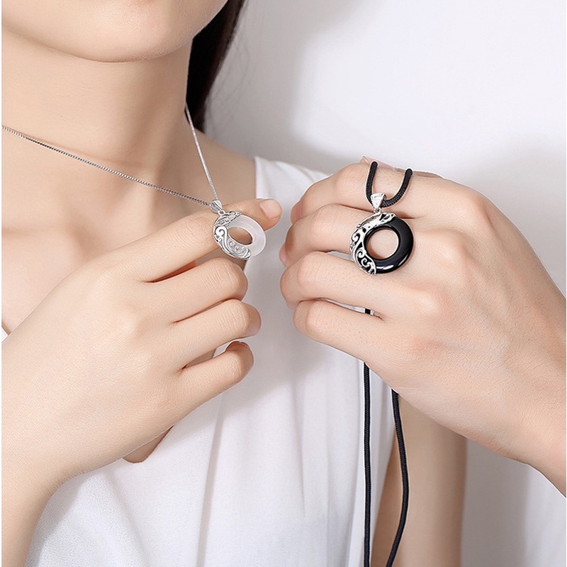 Set 2 Vòng cổ Mặt Ngọc Bích Tròn Đen Trắng Thanh Lịch Phong Cách Vintage Dành Cho Cặp Đôi