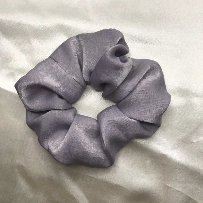 Cột tóc scrunchies trơn bóng tím