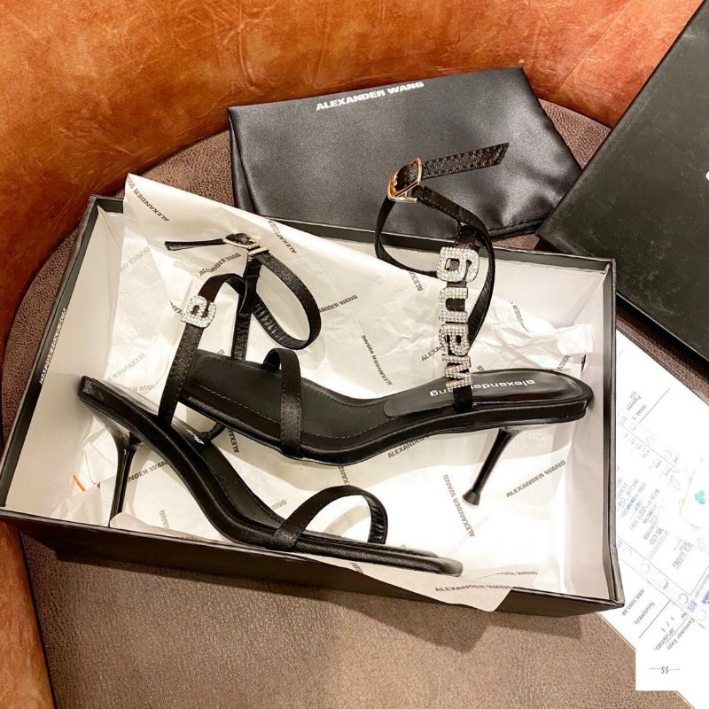 Guốc Wang màu đen.