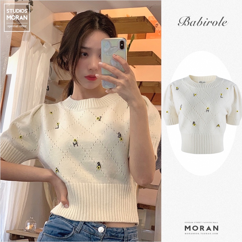 (HÀNG SẴN) Áo sơ mi cộc tay MORAN len dệt kim thêu chữ tay phồng bo eo style Hàn Quốc (có ảnh thật)