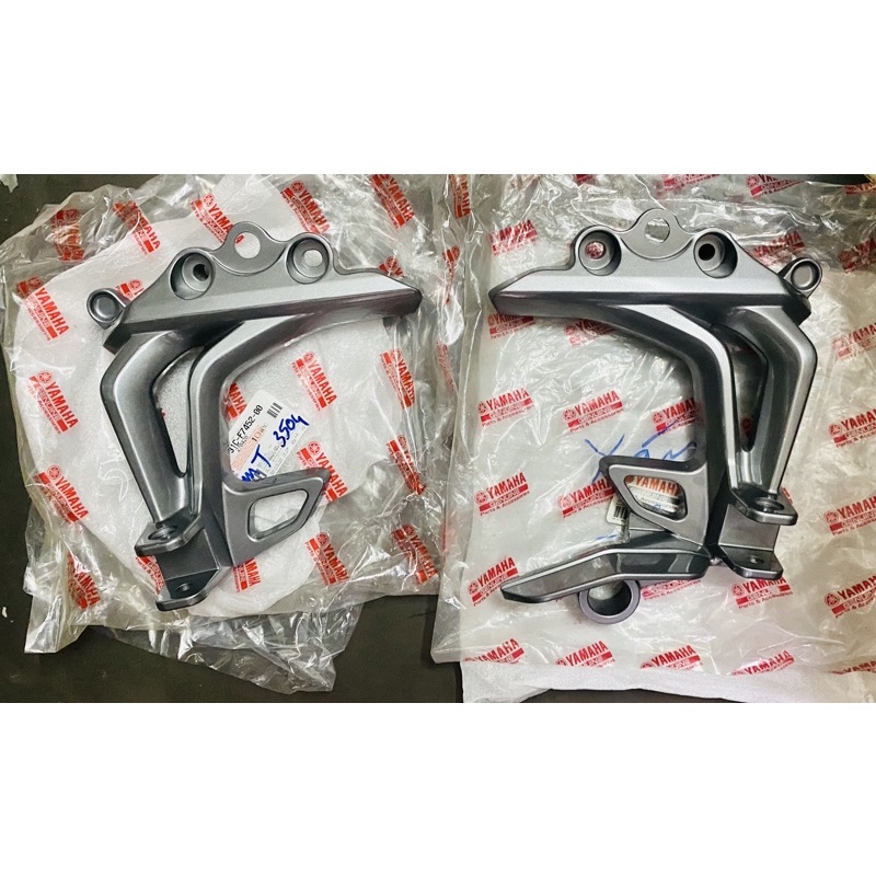 Giá để chân sau Yamaha Jupiter 115 2011-2012 chính hãng