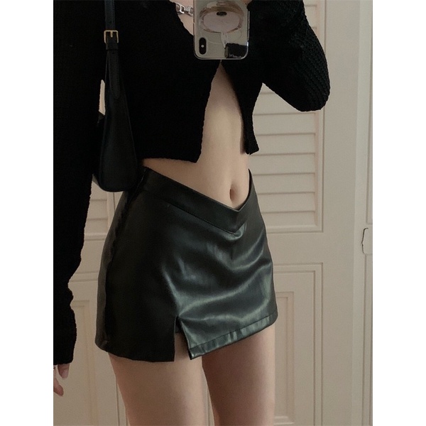 Áo đen dệt kim và chân váy da