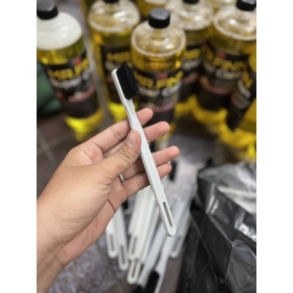 Bàn chải rửa xe - Dùng để chà nhông sên dĩa và chi tiết kim loại