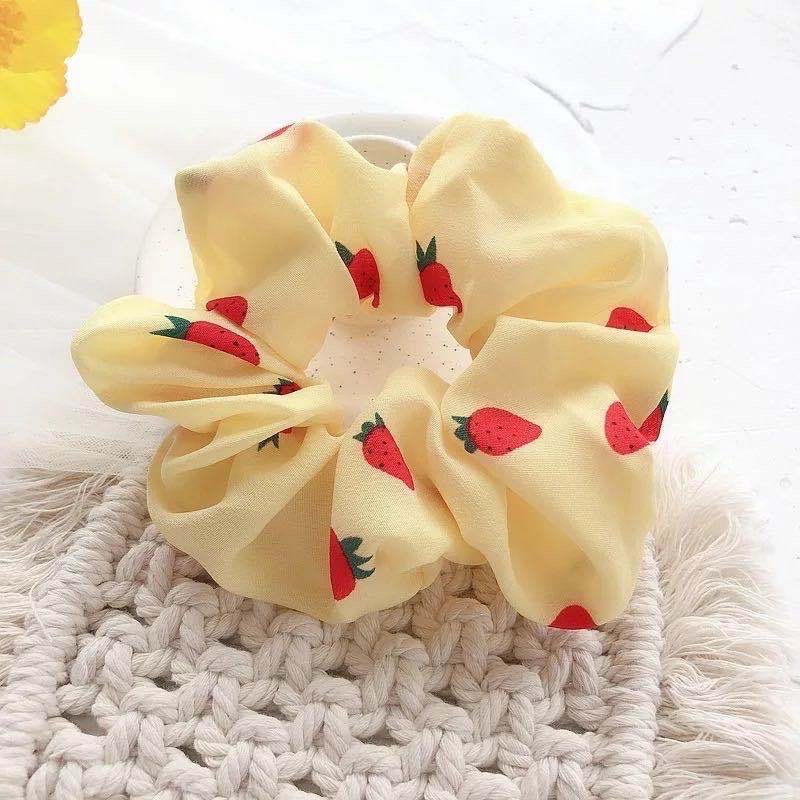 Cột tóc Scrunchies hoạ tiết trái dâu xinh xắn