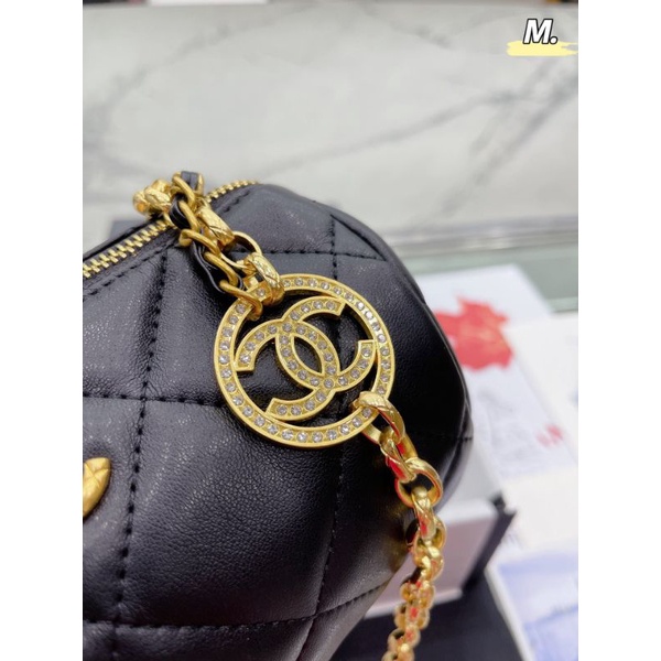 Túi đeo chéo nữ C.N charm trống sz20x13cm dây gắn charm cực điệu(2 màu :đen&amp;trắng)