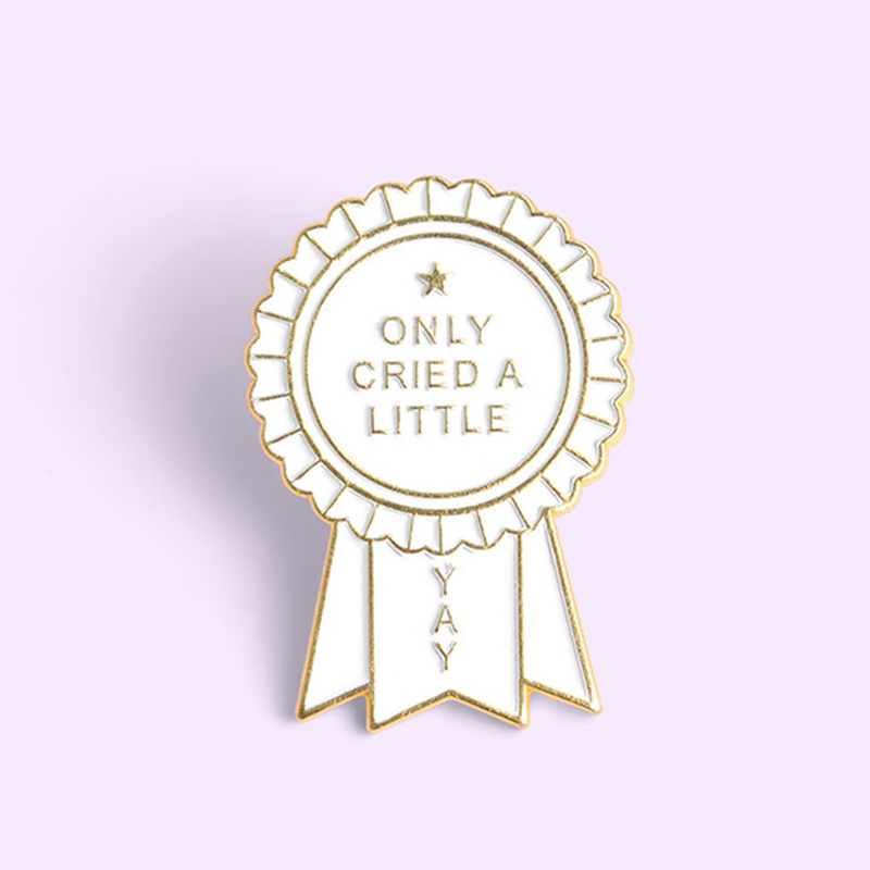 Huy Hiệu Cài Áo Kim Loại Tráng Men Hình Chữ Cái Đáng Yêu