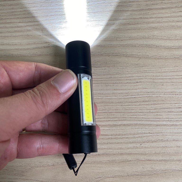 Đèn pin mini Ultrafire 911 nhỏ bằng ngón tay cái, có bóng led ở sườn