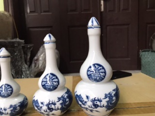 Nậm rượu thờ màu lam