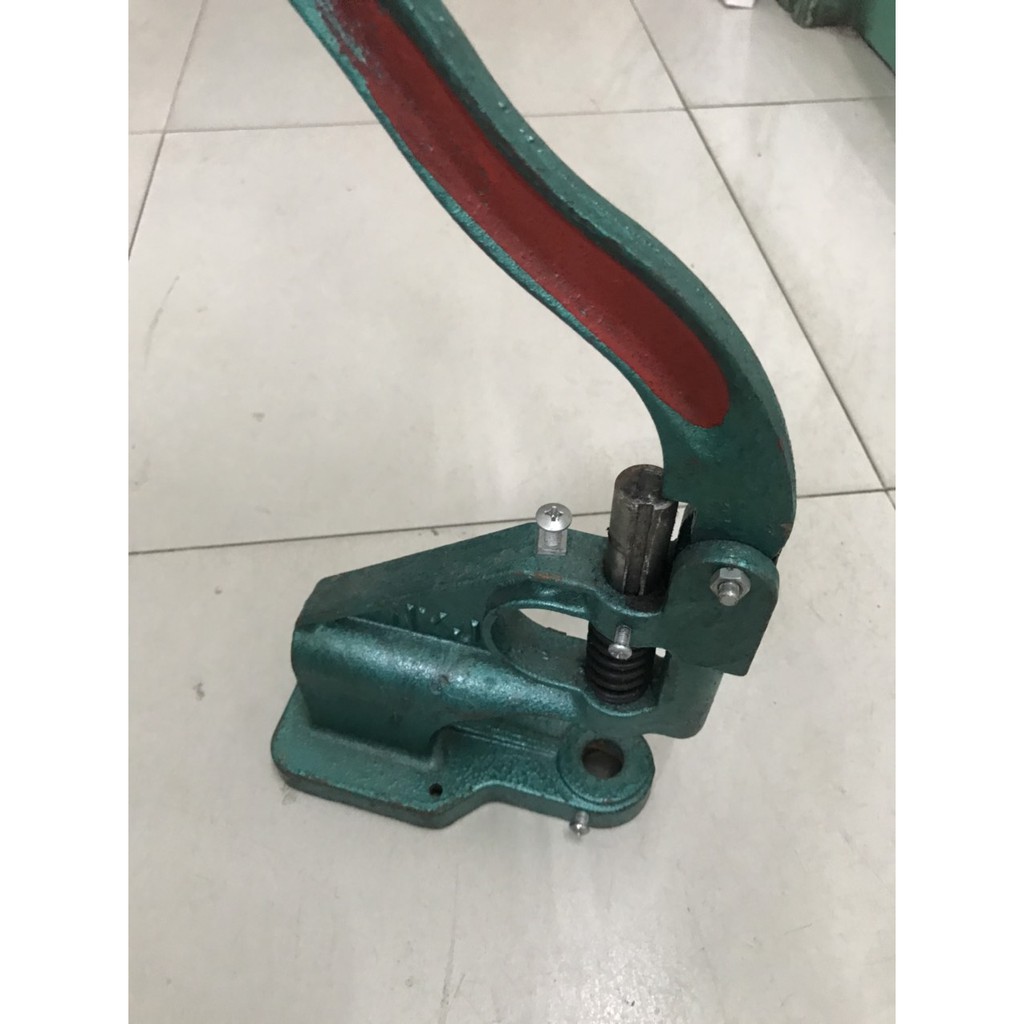 Dụng cụ dập cúc nhựa phục vụ ngành may mặc