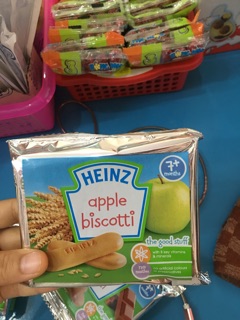 Bánh ăn dặm heinz.