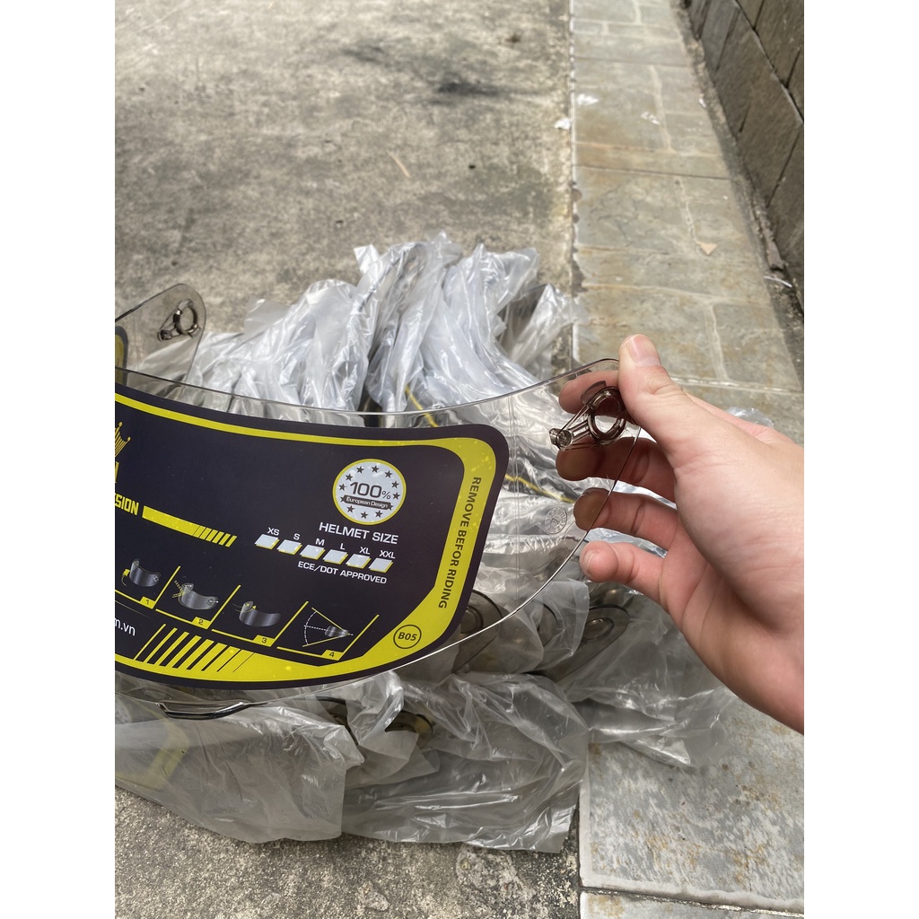 ( 50 KÍNH KHÓI) KÍNH GẮN MŨ BẢO HIỂM ROYAL M138B, M137, M168, M179, ROC 03 VÀ ROC 05