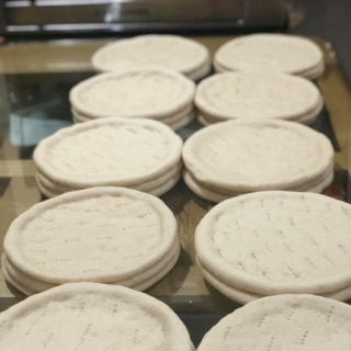 Combo 5 đế bánh pizza tươi size 23cm tặng 1 đế kèm sốt cà chua và lá thơm oregano )