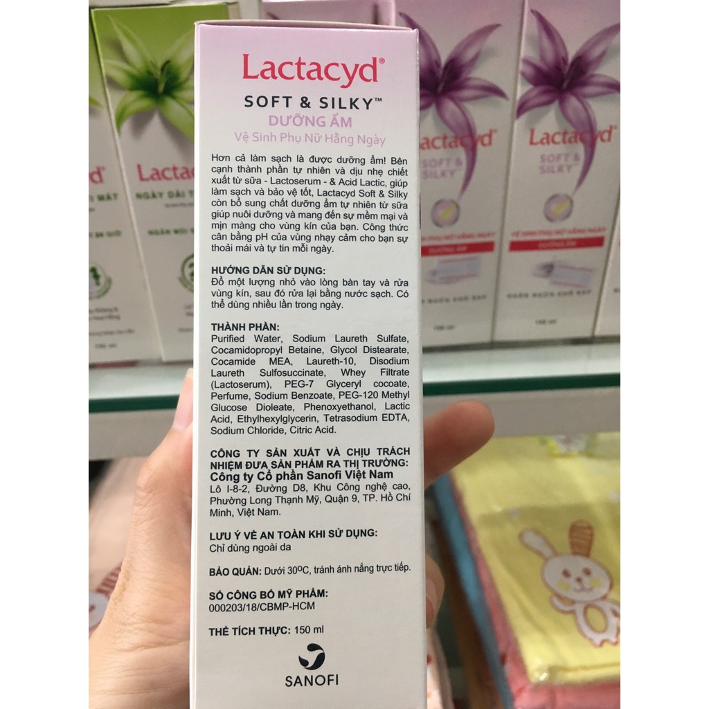 Dung dịch vệ sinh phụ nữ Lactacyd 150ml Tinh Chất Trầu Không/ Dưỡng Ẩm