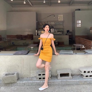 Đầm vàng bẹt vai