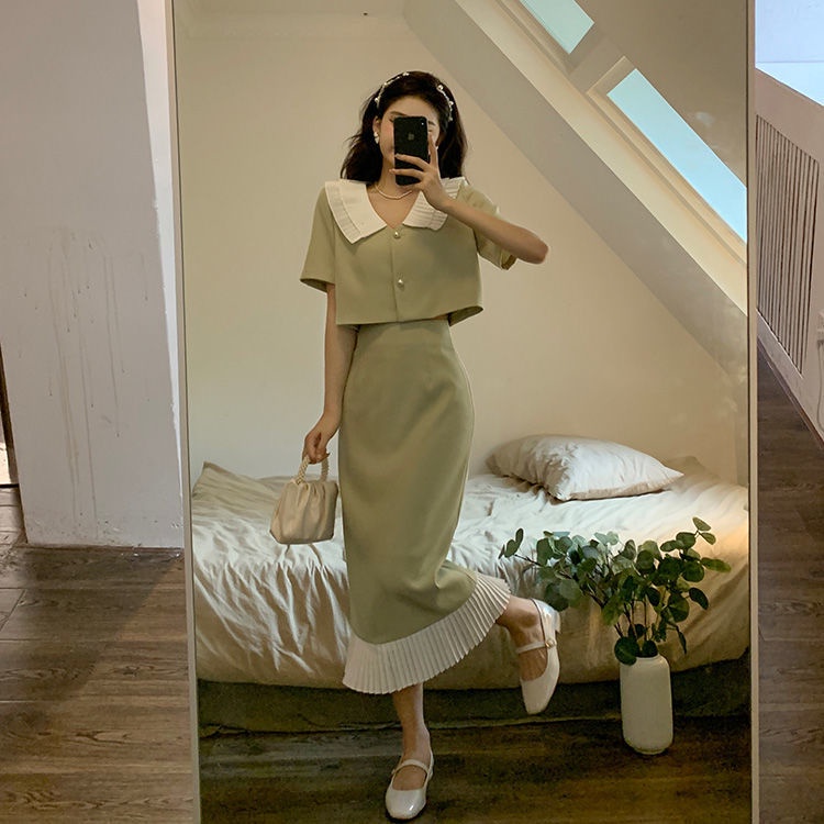 Set đồ 2 món gồm áo dáng ngắn và chân váy xếp ly thời trang 2022 dành cho nữ